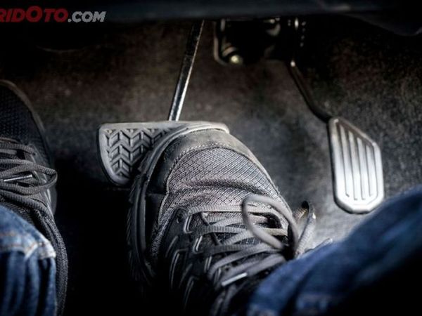 Ilustrasi menginjak pedal rem