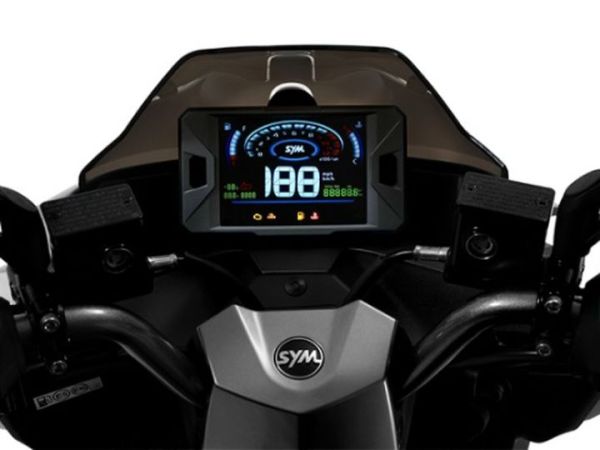 SYM Jet14 2025 menyempurnakan pengalaman berkendara dengan layar TFT LCD berwarna berukuran 5 inci.