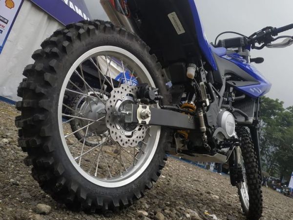 Jarang yang Tahu, Ini Bedanya Ban Motor Trail Harian dan Buat Balap