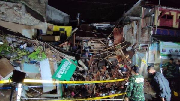 Rumah rusak akibat jebolnya pipa PDAM di Jalan Cibangkong Lor, RT 01 RW 05, Kelurahan Maleer, Kecamatan Batununggal, Kota Bandung, Rabu (5/6/2024).