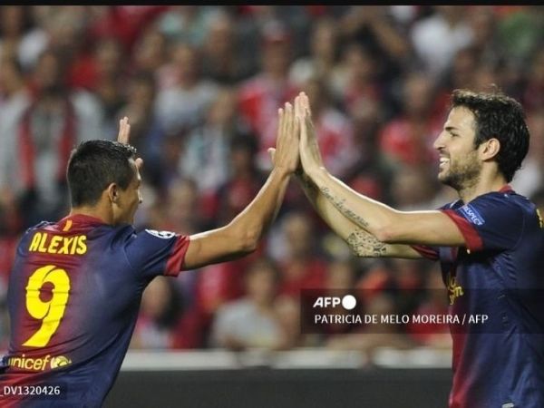 Alexis Sanchez (kiri) dan Cesc Fabregas saat di Barcelona. Cesc dikabarkan tertarik membawa mantan rekan seklubnya itu ke tim Liga Italia yang dipunyai orang Indonesia, Como 1907.