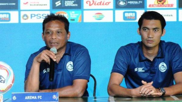 Asisten pelatih Arema FC, Kuncoro bersama Syaeful Anwar dalam sesi jumpa pers sebelum laga Arema FC Vs Persikabo di Liga 1