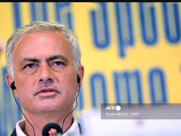 Jose Mourinho saat diperkenalkan sebagai pelatih baru klub Turki, Fenerbahce. Mou menyebut 5 kandidat juara Euro 2024 tanpa timnas Italia di dalamnya.