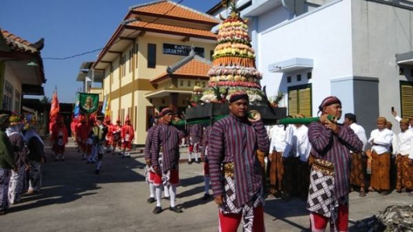 Prosesi kirab budaya Ambengan Ageng di Desa Jagalan, Banguntapan, Bantul, Minggu (29/4/2018)