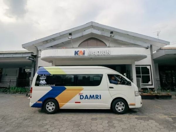 Trayek baru DAMRI dari Stasiun Madiun menuju Pantai Klayar.