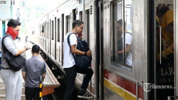 Penumpang menaiki KRL di Stasiun Manggarai, Jakarta, Kamis (13/2/2020).