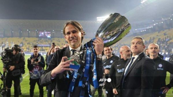 Pelatih Inter Milan asal Italia Simone Inzaghi membawa trofi usai memenangi pertandingan sepak bola final Piala Super Italia antara Napoli dan Inter Milan di Stadion Al-Awwal Park di Riyadh, pada 22 Januari 2024.