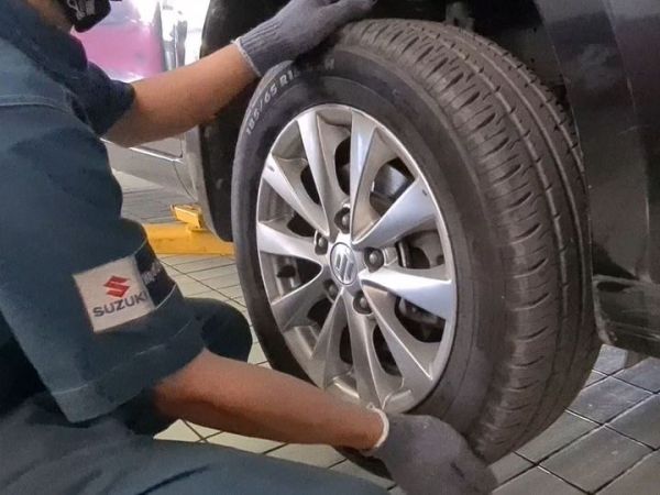 Cara cek ball joint masih bagus atau tidak, pegang roda di bagian atas dan bawah, lalu goyangkan. Bila roda terasa oblak, tandanya ball join 'kena' 