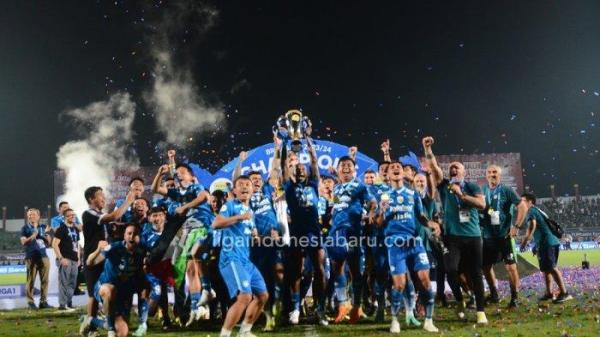 Momen pemain Persib Bandung mengangkat trofi juara Liga 1 2023/2024.
