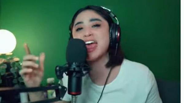 Dewi Perssik cover lagu.