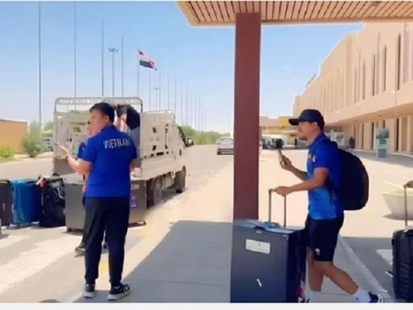 Momen koper skuad Timnas Vietnam dimasukkan ke truk bak terbuka setiba di Bandara Internasional Basra, Sabtu (8/6/2024).