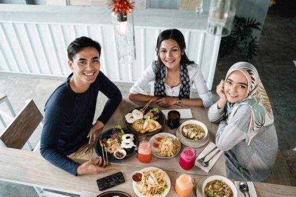 Duh! Pelanggan Ini Diminta Pindah Kursi Gegara Pelanggan Bermobil Mewah Datang