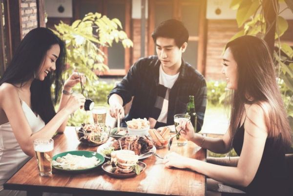 Duh! Pelanggan Ini Diminta Pindah Kursi Gegara Pelanggan Bermobil Mewah Datang
