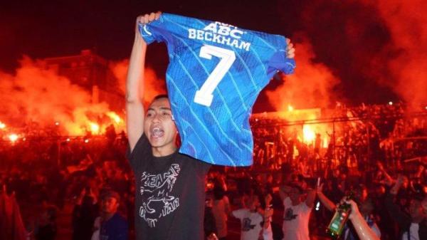 Bobotoh merayakan Persib Bandung juara saat nonton bareng siaran langsung pertandingan final leg kedua Madura United melawan Persib, di Stadion Siliwangi, Kota Bandung, Jawa Barat, Jumat (31/5/2024).