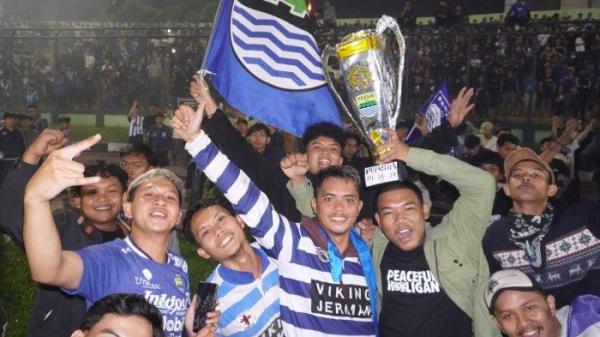 Bobotoh merayakan Persib Bandung juara saat nonton bareng siaran langsung pertandingan final leg kedua Madura United melawan Persib, di Stadion Siliwangi, Kota Bandung, Jawa Barat, Jumat (31/5/2024).