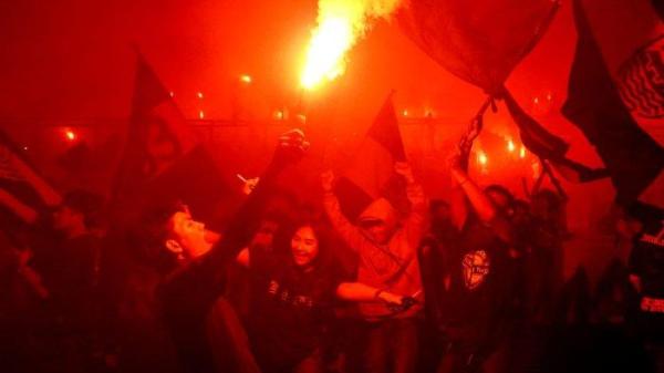 Sejumlah bobotoh merayakan Persib Bandung juara, di Kota Bandung, Jawa Barat, Jumat (31/5/2024).