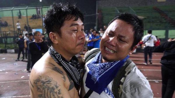 Dua bobotoh menangis merayakan Persib Bandung juara saat nonton bareng siaran langsung pertandingan final leg kedua Madura United melawan Persib, di Stadion Siliwangi, Kota Bandung, Jawa Barat, Jumat (31/5/2024).