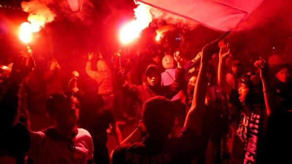 Sejumlah bobotoh merayakan Persib Bandung juara, di Kota Bandung, Jawa Barat, Jumat (31/5/2024).