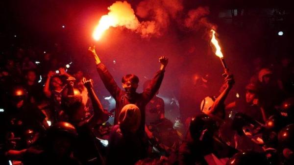 Sejumlah bobotoh merayakan Persib Bandung juara, di Kota Bandung, Jawa Barat, Jumat (31/5/2024).