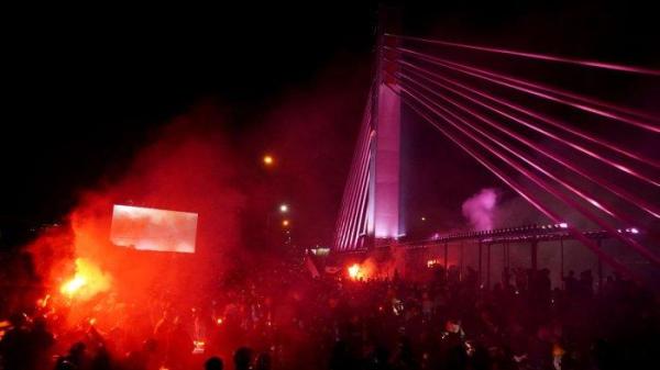 Sejumlah bobotoh merayakan Persib Bandung juara, di Flyover Pasupati, Kota Bandung, Jawa Barat, Jumat (31/5/2024).