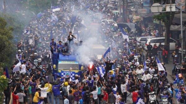 Bobotoh berkonvoi menyambut tim Persib Bandung juara di Jalan Dr Djunjunan, Kota Bandung, Jawa Barat, Sabtu (1/6/2024).