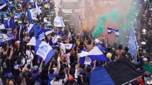 Bobotoh berkonvoi menyambut tim Persib Bandung juara di Jalan Dr Djunjunan, Kota Bandung, Jawa Barat, Sabtu (1/6/2024).