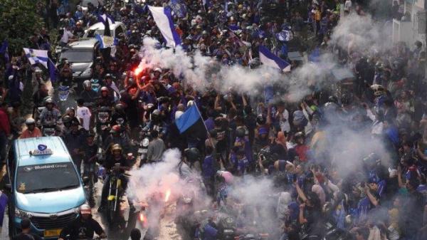 Bobotoh berkonvoi menyambut tim Persib Bandung juara di Jalan Dr Djunjunan, Kota Bandung, Jawa Barat, Sabtu (1/6/2024).