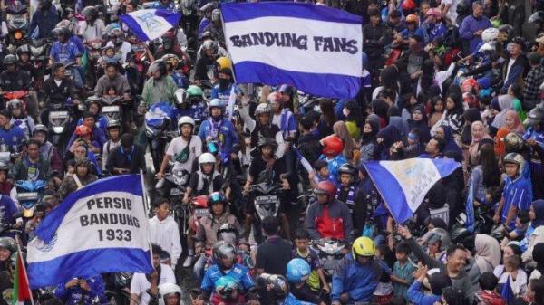 Bobotoh berkonvoi menyambut tim Persib Bandung juara di Jalan Dr Djunjunan, Kota Bandung, Jawa Barat, Sabtu (1/6/2024).