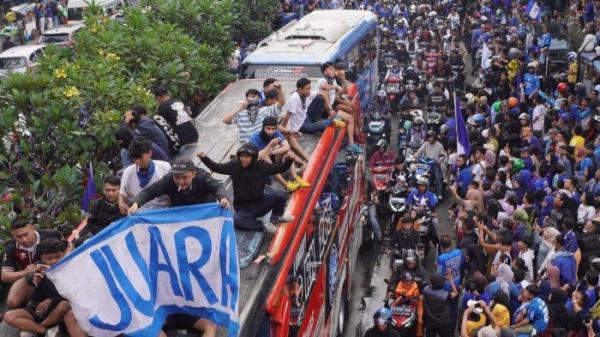 Bobotoh berkonvoi menyambut tim Persib Bandung juara di Jalan Dr Djunjunan, Kota Bandung, Jawa Barat, Sabtu (1/6/2024).