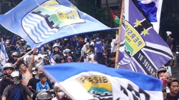Bobotoh berkonvoi menyambut tim Persib Bandung juara di Jalan Dr Djunjunan, Kota Bandung, Jawa Barat, Sabtu (1/6/2024).