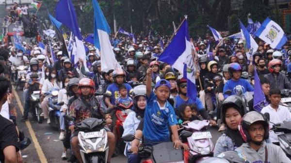 Bobotoh berkonvoi menyambut tim Persib Bandung juara di Jalan Dr Djunjunan, Kota Bandung, Jawa Barat, Sabtu (1/6/2024).