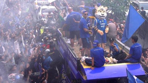 Bobotoh berkonvoi menyambut tim Persib Bandung juara di Jalan Dr Djunjunan, Kota Bandung, Jawa Barat, Sabtu (1/6/2024).