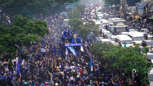 Bobotoh berkonvoi menyambut tim Persib Bandung juara di Jalan Dr Djunjunan, Kota Bandung, Jawa Barat, Sabtu (1/6/2024).