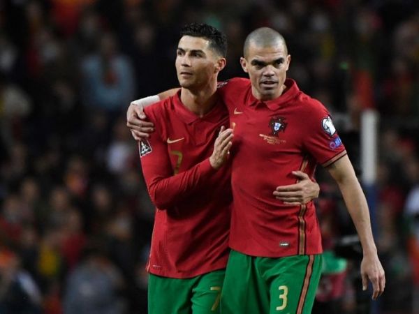 Cristiano Ronaldo (kiri) dan Pepe saat membela timnas Portugal. Termasuk kloter pemain tua di Euro 2024, mereka sudah seperti ayah bagi Lamine Yamal.