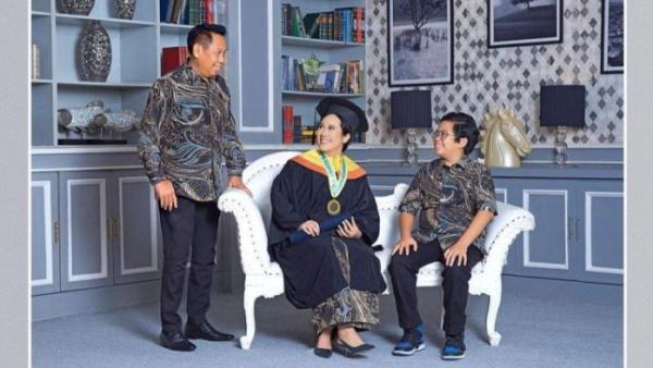 Novita Eka putri Tukul Arwana lulus dari Universitas Airlangga