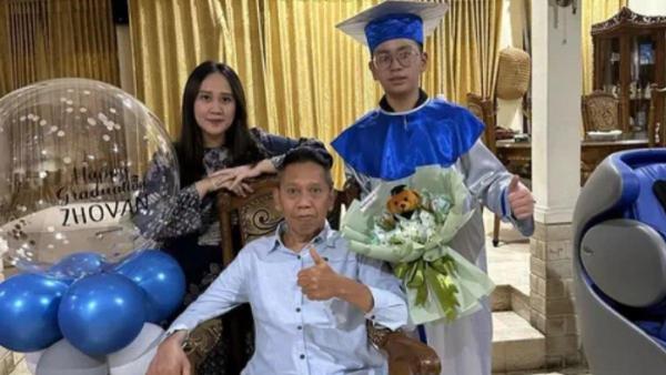 Momen kelulusan Zhovan anak Tukul Arwana