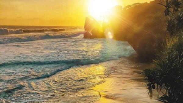 Sunset di Pantai Midodaren