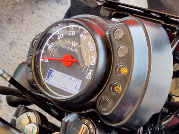 Speedometer Kawasaki W175 L kini sudah dilengkapi dengan indikator bensin 