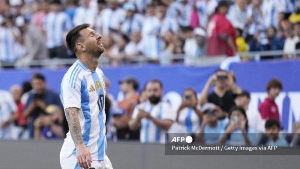 CHICAGO, ILLINOIS - 09 JUNI: Lionel Messi #10 dari Argentina bereaksi di babak kedua melawan Ekuador selama pertandingan Persahabatan Internasional di Soldier Field pada 09 Juni 2024 di Chicago, Illinois. Patrick McDermott/Getty Images/AFP