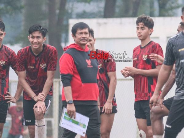 Pelatih timnas U-20 Indonesia, Indra Sjafri, sedang memantau para pemainnya di Lapangan B, Senayan, Jakarta, Jumat (24/5/2024).