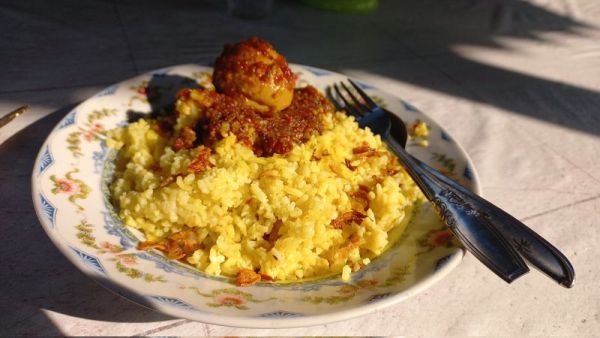 Terlihat Sama! 5 Racikan Nasi Kuning Berbagai Daerah dengan Lauk Khas