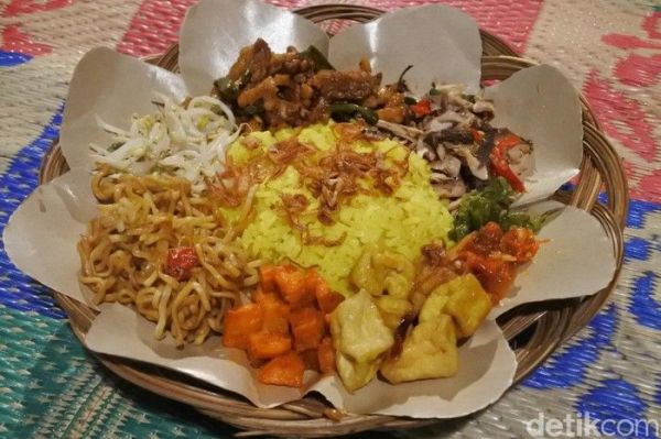 Terlihat Sama! 5 Racikan Nasi Kuning Berbagai Daerah dengan Lauk Khas