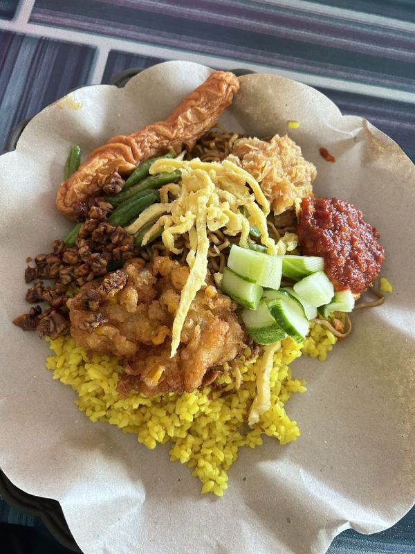 Terlihat Sama! 5 Racikan Nasi Kuning Berbagai Daerah dengan Lauk Khas