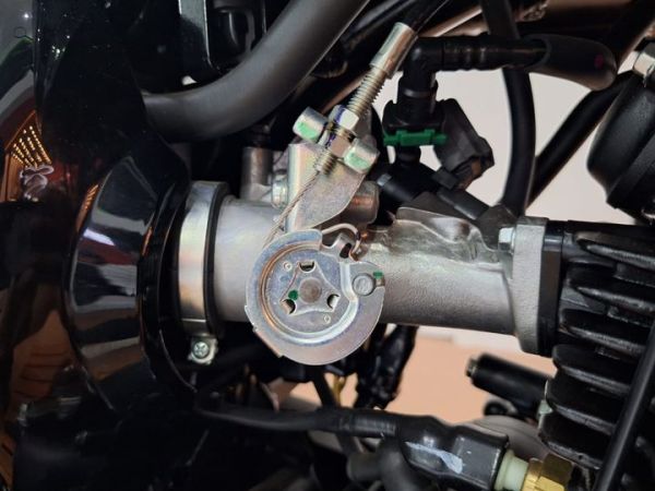 Penggunaan throttle body di Kawasaki W175L menandakan mesinnya sudah injeksi