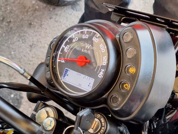 Panel meter Kawasaki W175L kini dilengkapi indikator bensin