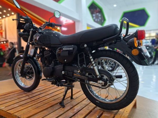 Kawasaki W175L kini dilengkapi standar tengah, jadi bisa parkir tegak