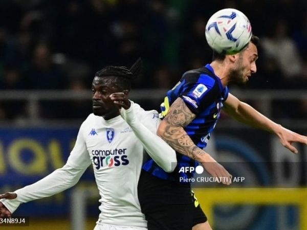 Penyerang Empoli, Mbaye Niang (kiri), berduel dengan gelandang Inter Milan, Hakan Calhanoglu, dalam laga Liga Italia pada 1 April 2024 di Stadion Giuseppe Meazza.