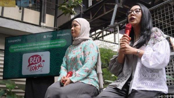 Communications Senior Lead Tokopedia and ShopTokopedia, Antonia Adega (kanan) menyampaikan paparan dalam acara Talk Show Tokopedia dan ShopTokopedia di Kozi Coffee, Jalan Dipatiukur, Kota Bandung, Jawa Barat, Kamis (13/6/2024).
