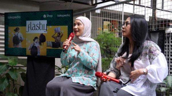 Owner Flashy, Windy Wulandry menyampaikan paparan  dalam acara Talk Show Tokopedia dan ShopTokopedia di Kozi Coffee, Jalan Dipatiukur, Kota Bandung, Jawa Barat, Kamis (13/6/2024).