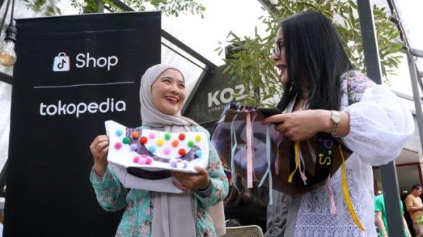 Communications Senior Lead Tokopedia and ShopTokopedia, Antonia Adega (kanan) dan Owner Flashy, Windy Wulandry berbincang pada sesi workshop menghias tas dari bahan kain banner bekas di halaman Kozi Coffee, Jalan Dipatiukur, Kota Bandung, Jawa Barat, Kamis (13/6/2024).